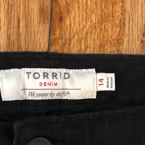 Torrid black cut off raw hem black shorts 14 - Picture 5 of 6